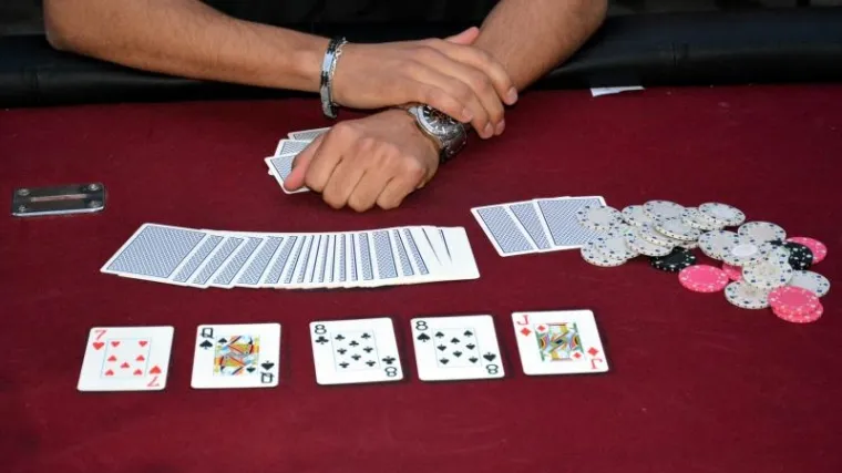 Mu&scaron;karac u svojoj kući organizirao igranje pokera