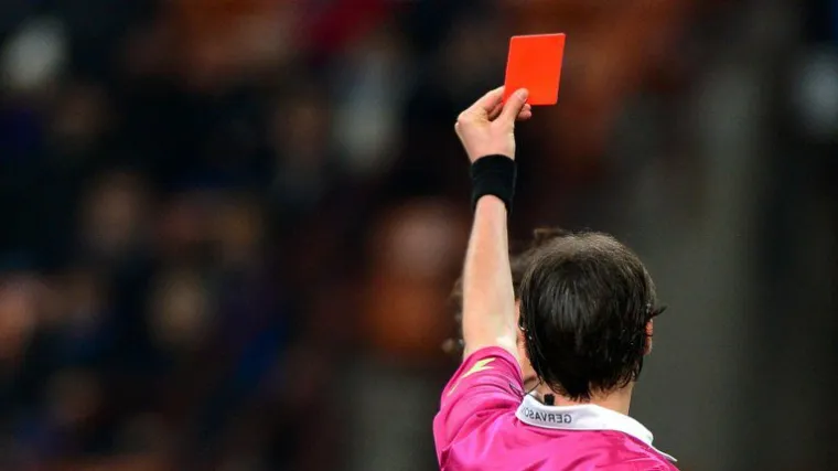 &Scaron;vedski nogometa&scaron; isključen je s utakmice jer je - prdnuo