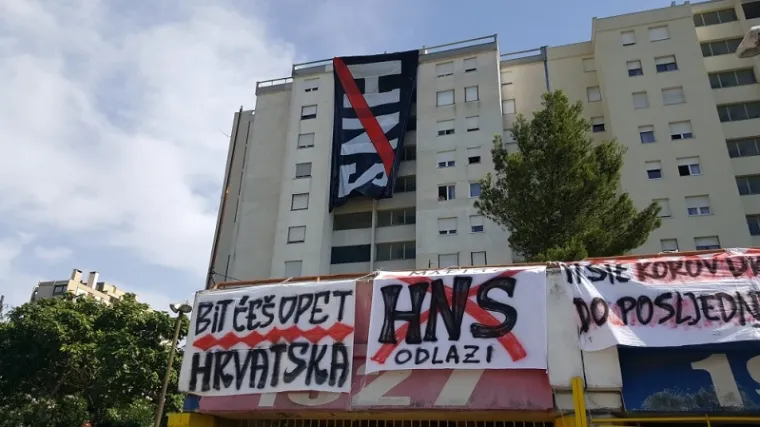 Golemi transparenti prekrili zgrade, gore i baklje, Torcida poslala opaku poruku HNS-u