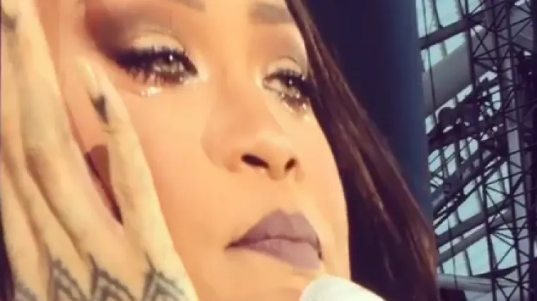 Rihanna se rasplakala usred koncerta