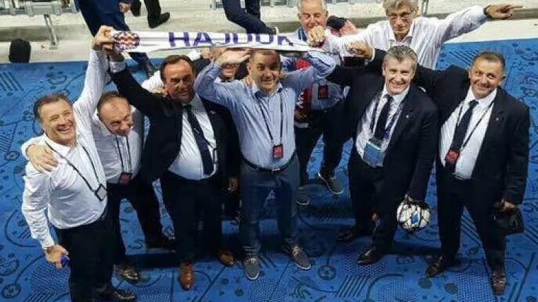 Mamić, &Scaron;uker i Horvatinčić razljutili navijače fotkom s Hajdukovim &scaron;alom