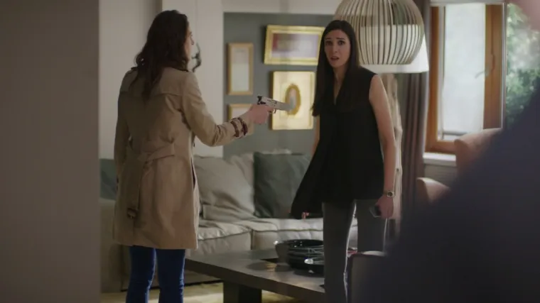 Dilara (Tuđi život) odlazi Džandan i uperi pi&scaron;tolj u nju