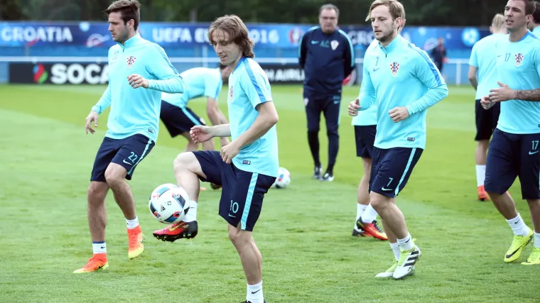 Vatreni kompletni odradili trening uoči Lensa, Ćorluka u muzeju kao prvi nogometa&scaron; koji je nastupio s vaterpolskom kapicom