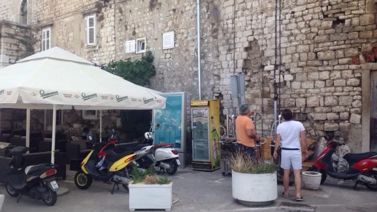 Ako vam u &scaron;ibenskom Docu na glavu padne kamen, ni&scaron;ta čudno: Past će jo&scaron; koji dok se konačno ne&scaron;to poduzme