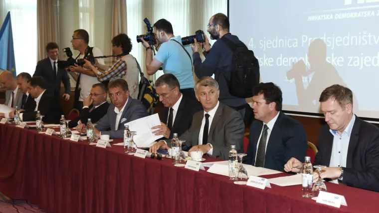 Čelni ljudi HDZ-a danas odlučuju hoće li predsjednika birati po modelu 'jedan član - jedan glas' ili na Općem saboru stranke