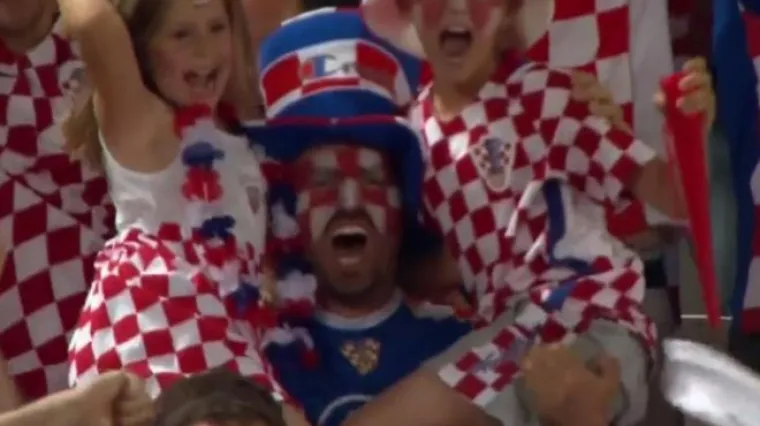 Traži se 'tata legenda' koji slavi pobjedu Hrvatske s mali&scaron;anima u naručju, poznajete li ga?