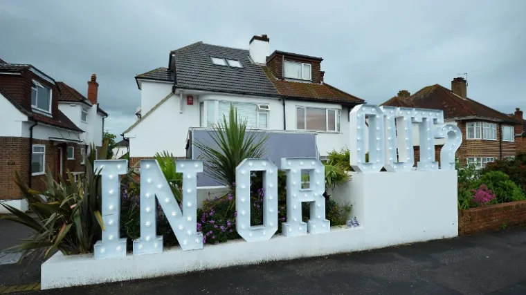 Sve ankete pokazuju mrtvu trku, napeto će postati usred noći