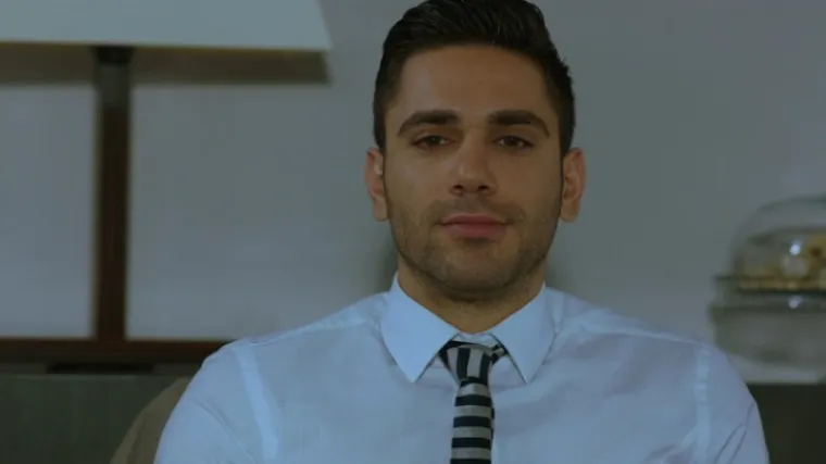 Madžit (Pitanje časti) je iznenađen dolaskom Neriman u njegovu tvrtku