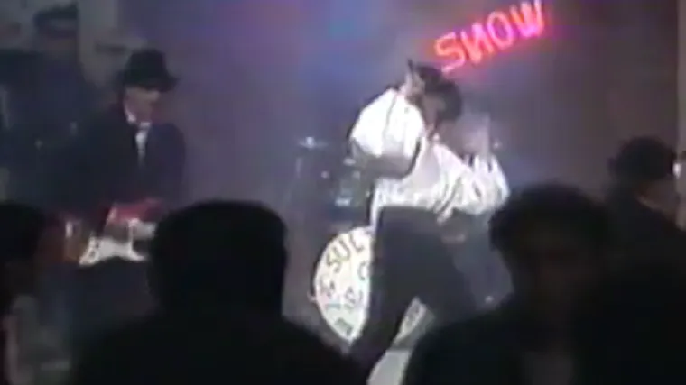 Pjevao ljubavni pjesmuljak odjeven kao Zorro