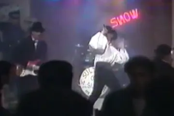 Pjevao ljubavni pjesmuljak odjeven kao Zorro