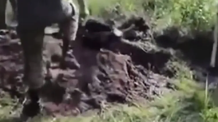 Objavljen uznemirujući video, Ukrajinci zakopali živog proruskog separatista?!