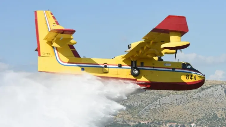 U akciju ga&scaron;enja 'digli' i kanader te helikopter; kuće nisu ugrožene