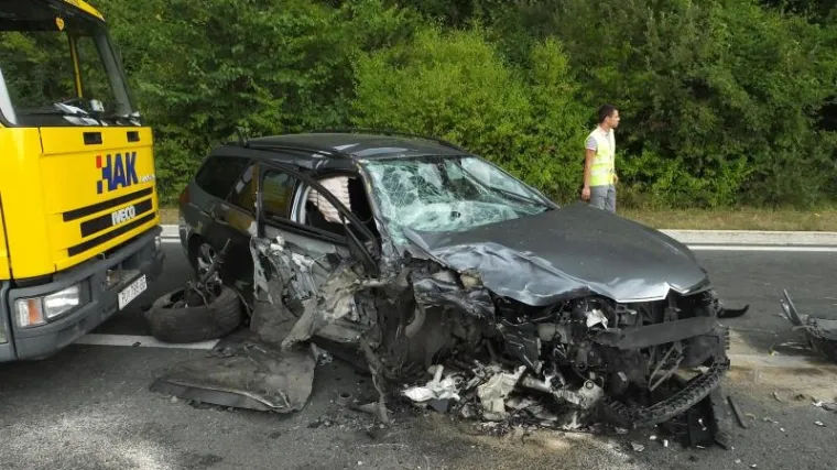 U frontalnom sudaru poginula jedna osoba