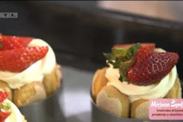 Zapišite recept za preukusne mini šarlote od jagoda - u slast!