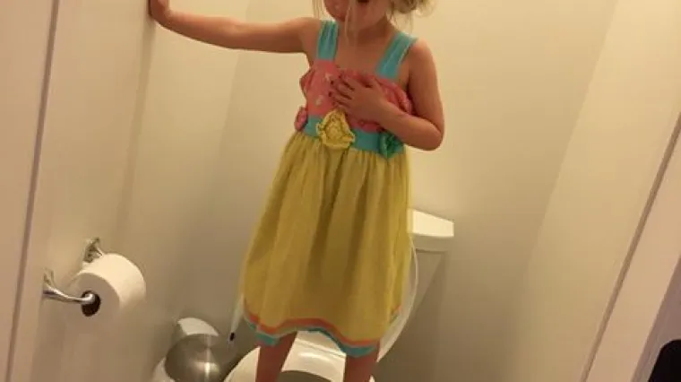 Majka fotografirala kćer kako stoji na WC &scaron;koljci pa se slomila kada je shvatila za&scaron;to je to napravila