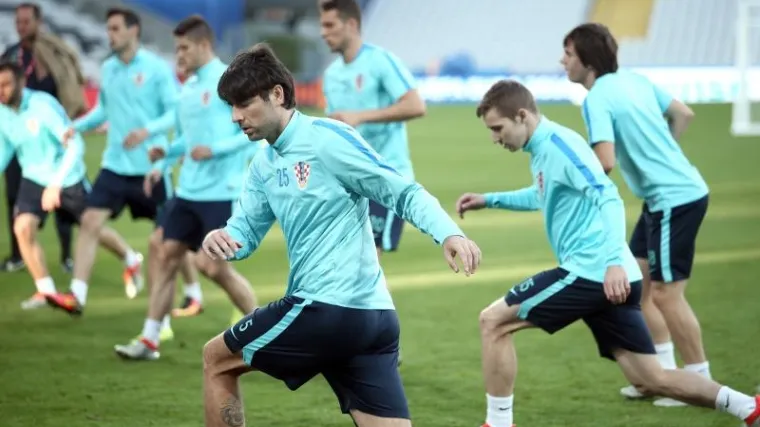 Ni lo&scaron;a trava nije zaustavila Vatrene