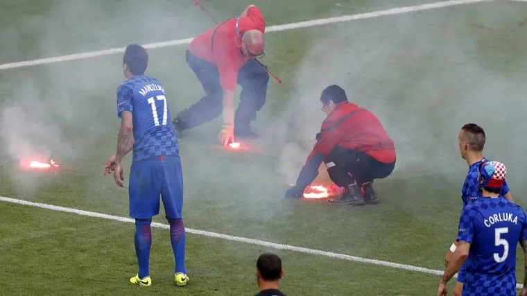 HNS poklanja potpisani dres francuskom redaru kojeg su ozlijedili hrvatski huligani