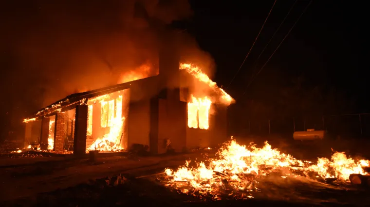 Stravični požar u Kaliforniji: smrtno stradalo dvoje ljudi, uni&scaron;teno oko 100 domova