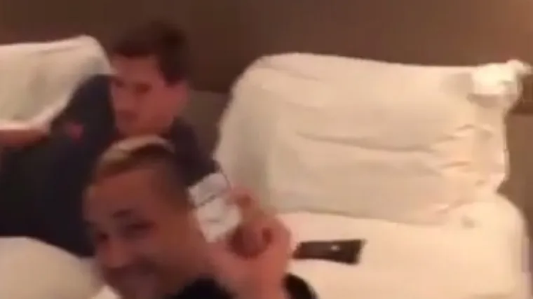 Zvijezda Belgije mahala kameri s cigaretama