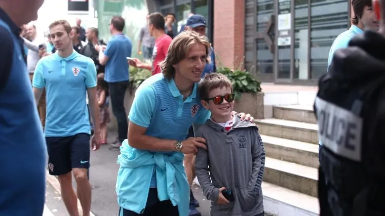 Čačić izveo igrače u centar grada, naoružana policija nije se odvajala od njih