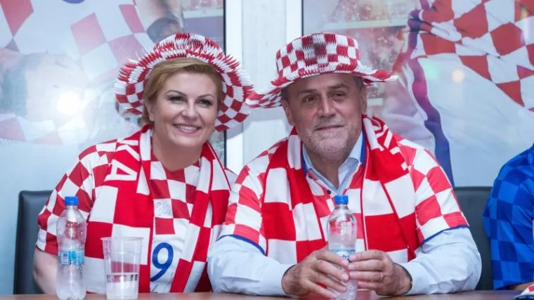 Predsjednica Kolinda Grabar-Kitarović navijala za Vatrene i zapjevala s Bandićem