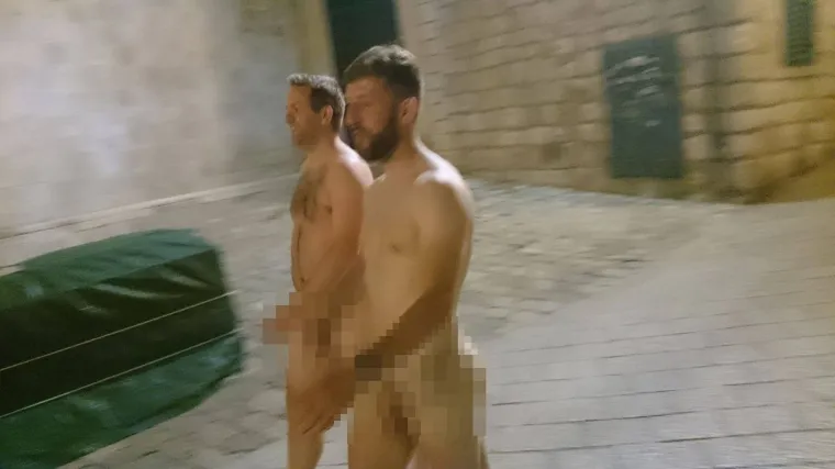 Turiste u Dubrovniku opelješili do gole guze ili su namjerno goli?