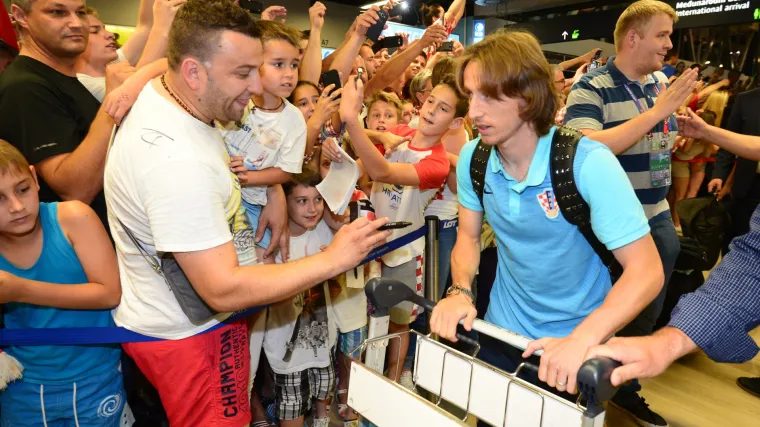 Na&scaron;i nogometni heroji stigli u Hrvatsku: tisuće navijača dočekalo Vatrene na Plesu: 'Ne damo Čačića!'