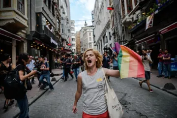 Suzavcem i gumenim mecima udarili po povorci!