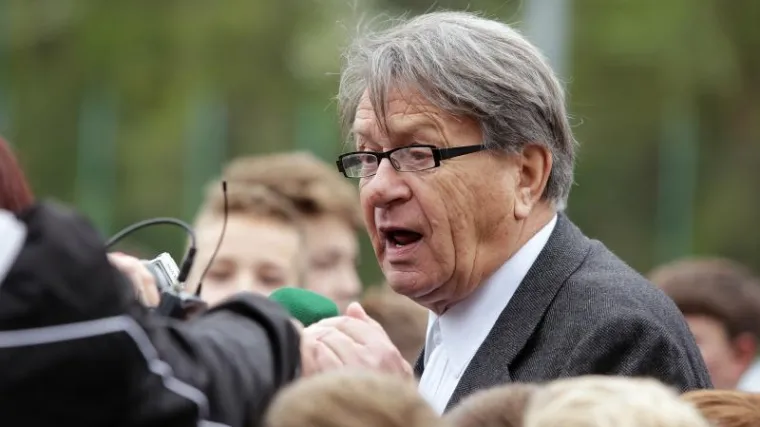 'Slušaj staru budalu, taj dečko je Bog, a ti ga držiš na klupi!'