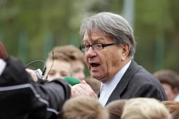 'Slušaj staru budalu, taj dečko je Bog, a ti ga držiš na klupi!'