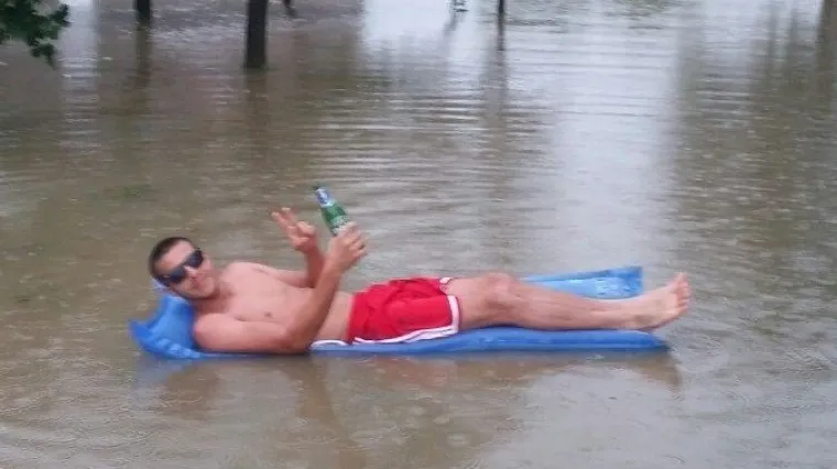 Neke oluja uopće ne brine: mladić iz Antunovca se prepustio trenutku i popio pivu u luftiću!