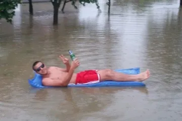 Neke oluja uopće ne brine: mladić iz Antunovca se prepustio trenutku i popio pivu u luftiću!