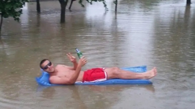 Legenda iz Slavonije osvojila Facebook 'sunčanjem' usred poplave