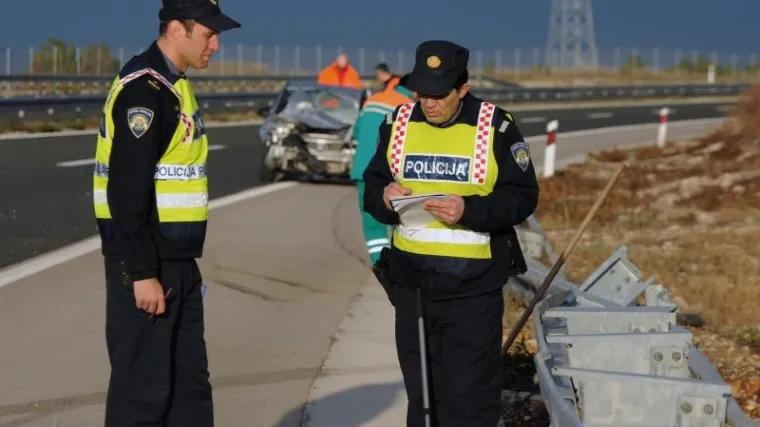 Izgubio nadzor, zabio se u ogradu i poginuo. Žena i dijete preživjeli