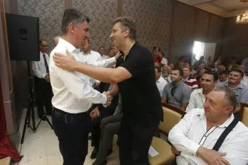 Račan objavio fotografiju Milanovića i Plenkovića dok srdačno razgovaraju: 'Nas dva brata skupa ratujemo...'