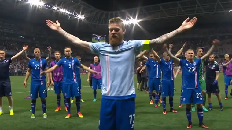 Video koji je obi&scaron;ao svijet: Islandski igrači i navijači zajedno proslavili pobjedu nad Engleskom