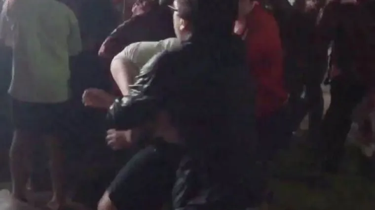 Engleski navijači brutalno se međusobno obračunali za vrijeme povijesnog poraza