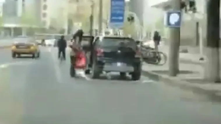 Žena ima genijalan način da parkira gdje god hoće i ne pla&scaron;i se 'pauka'