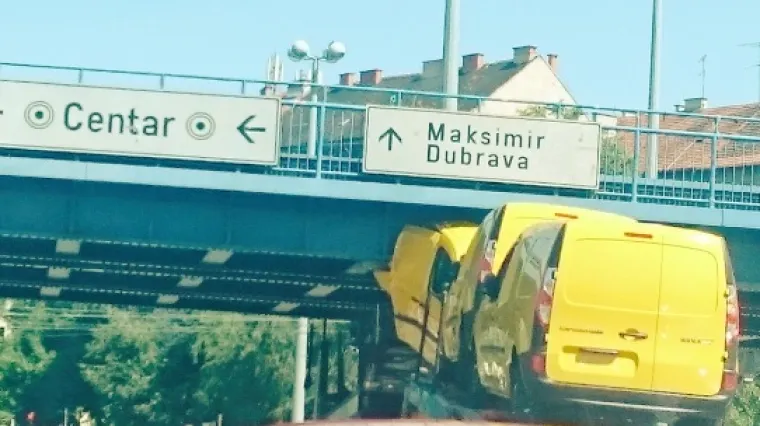 Kamion pun automobila udario u nadvožnjak i izazvao kolaps