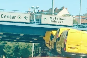 Kamion pun automobila udario u nadvožnjak i izazvao kolaps