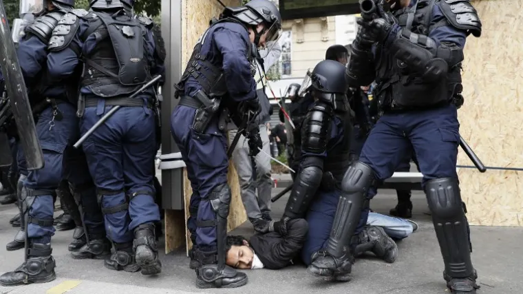 Prosvjednici iza&scaron;li na ulice, bacali kamenje, policija uzvratila suzavcem