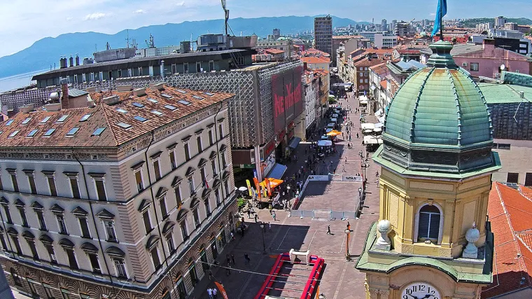 Urbana uvertira u Riječke ljetne noći: Zabava na riječkom Korzu uz glazbenike, akrobate, klaunove, mađioničare