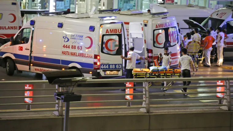 Fotografija koja oslikava brutalnost napada u Turskoj: taksist nosio ranjenu djevojčicu u bolnicu