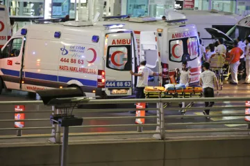 Fotografija koja oslikava brutalnost napada u Turskoj: taksist nosio ranjenu djevojčicu u bolnicu