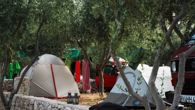 Nesreća u autokampu: stablo palo na brata i sestru i ozlijedilo ih