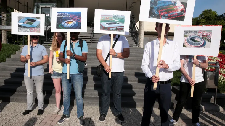 Mladi SDP-ovci prosvjedovali isrped Gradske uprave: 'Godinama se netransparentno upravlja Maksimirom'