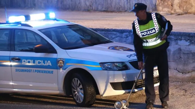 Sletio s kolnika, prevrnuo i zabio u rasvjetni stup pa u zid