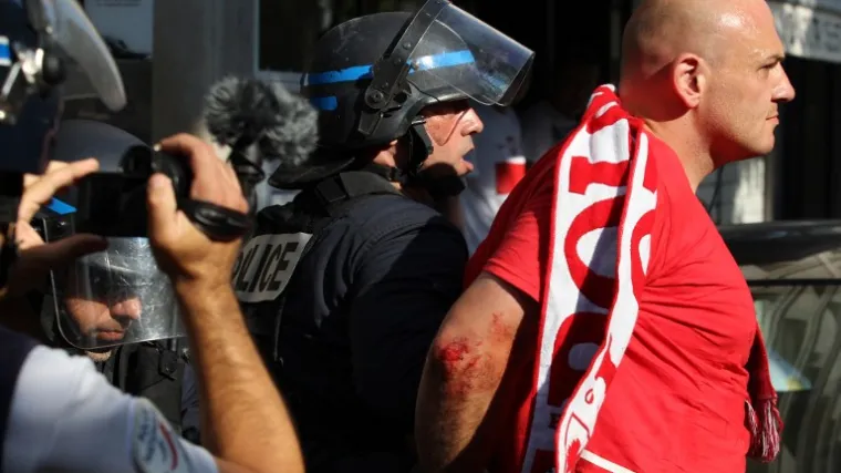 Francuska policija morala je koristiti i suzavac u obračunu s Poljacima