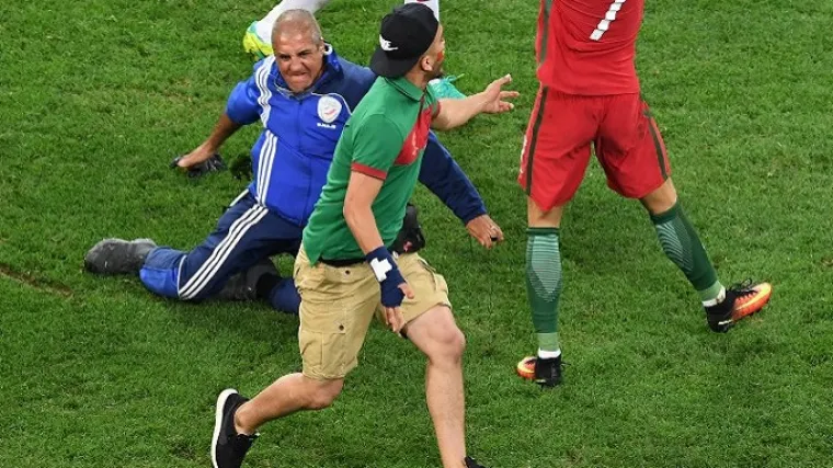 Osiguranje Eura jo&scaron; jednom podbacilo, po travnjaku im bježao portugalski navijač