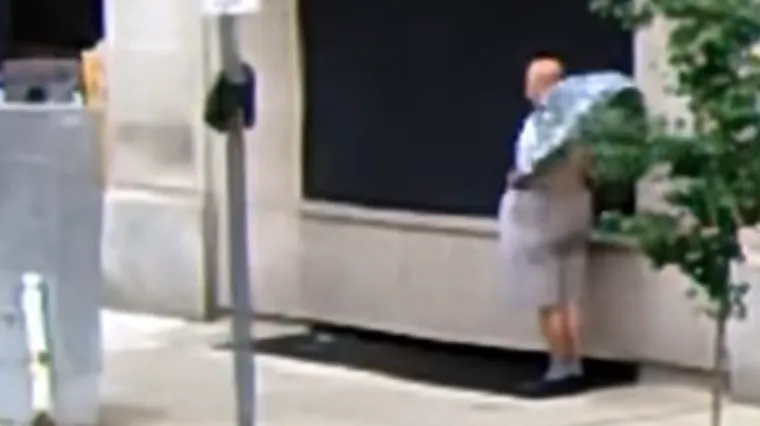 Čovjek koji se hladi na ulici postao hit&nbsp;na internetu, a onda je otkriveno ne&scaron;to zapanjujuće